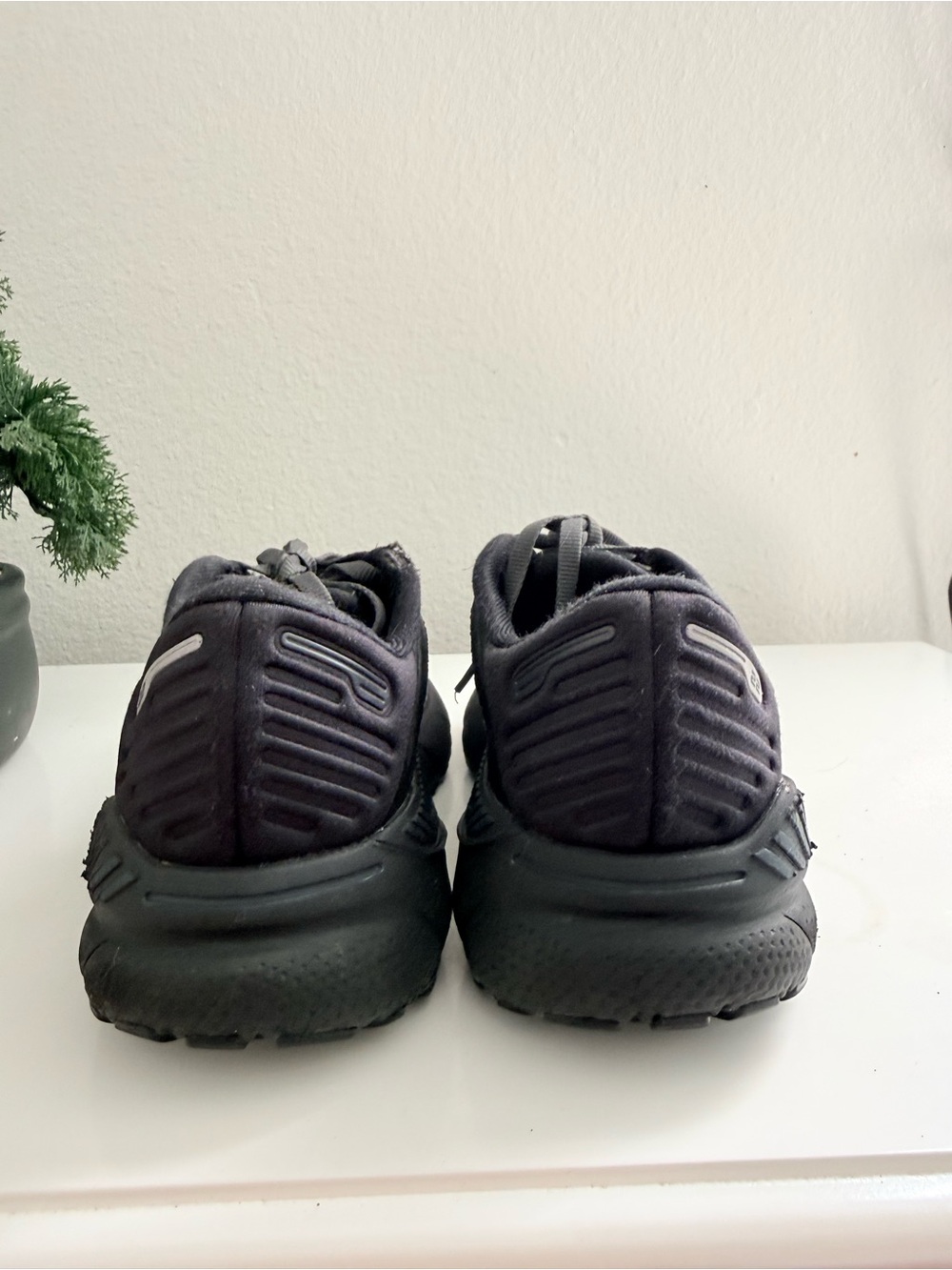 Brooks women size 7.5 Adrenaline GTS 22 Black and Dark Gray Running Shoes - Picture 6 of 11